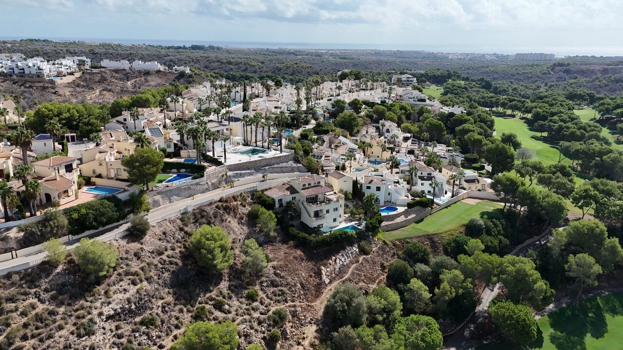 5-Bedroom Villa in Villamartín-las Filipinas, Orihuela Costa - Image 3