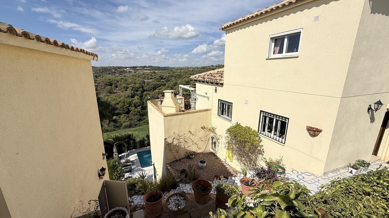 5-Bedroom Villa in Villamartín-las Filipinas, Orihuela Costa - Image 4