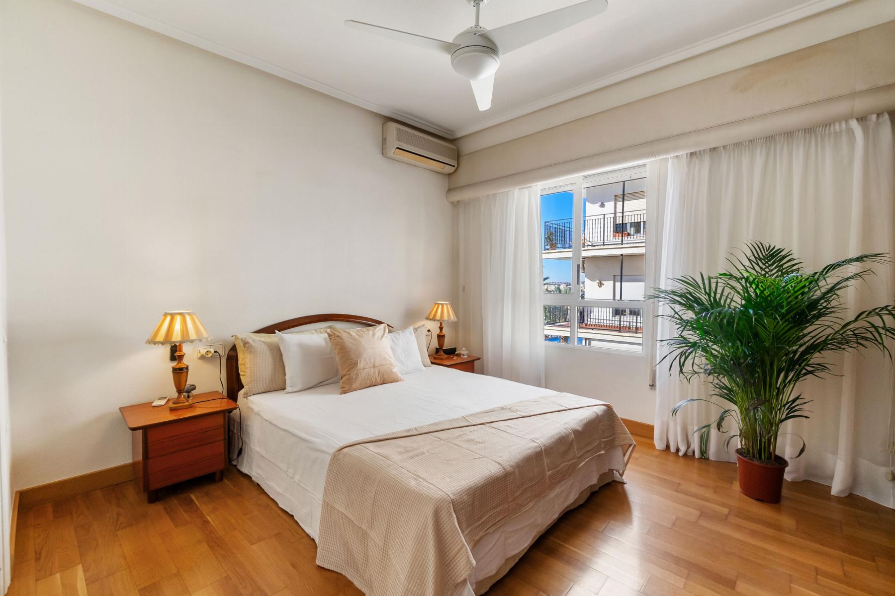 4-Bedroom Apartment in Torrevieja, Torrevieja - Image 11