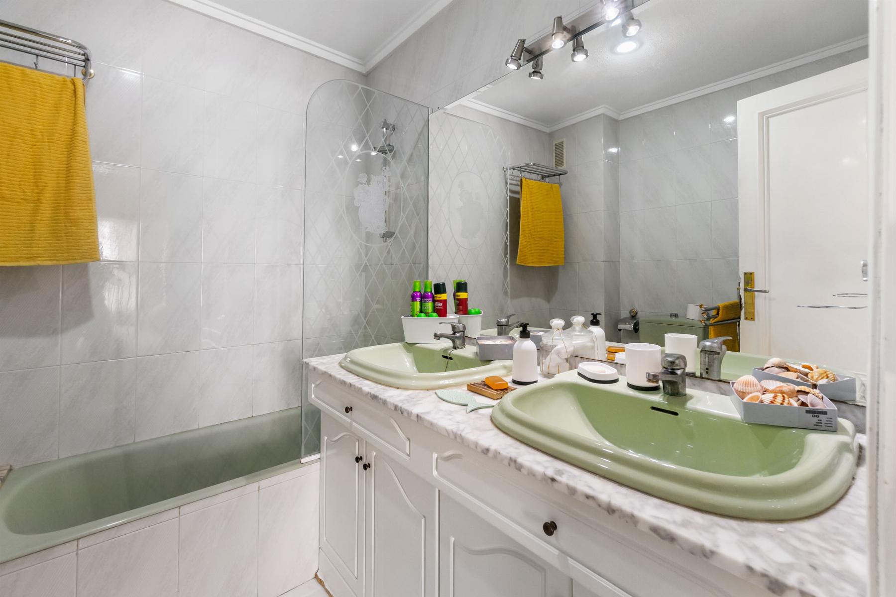 4-Bedroom Apartment in Torrevieja, Torrevieja - Image 12