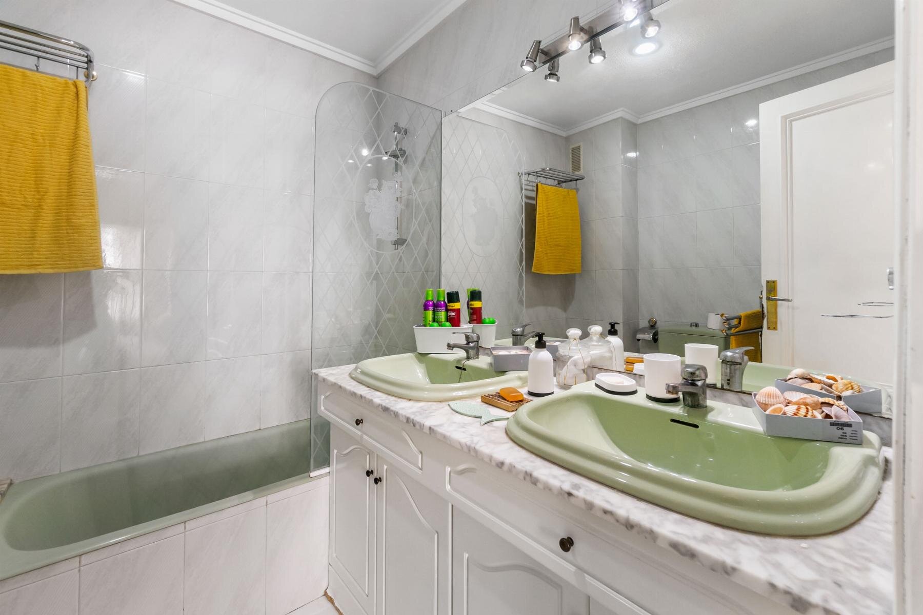 4-Bedroom Apartment in Torrevieja - Image 12