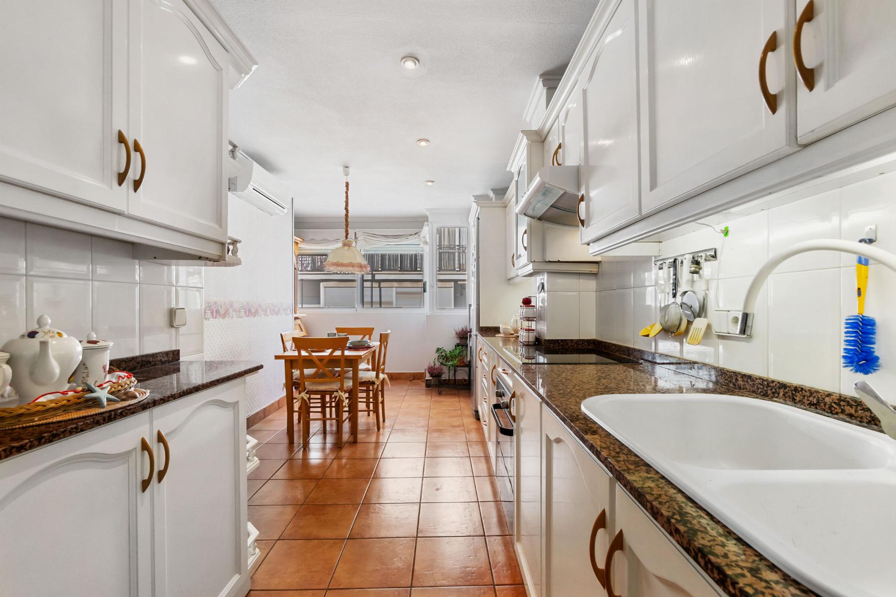 4-Bedroom Apartment in Torrevieja, Torrevieja - Image 18