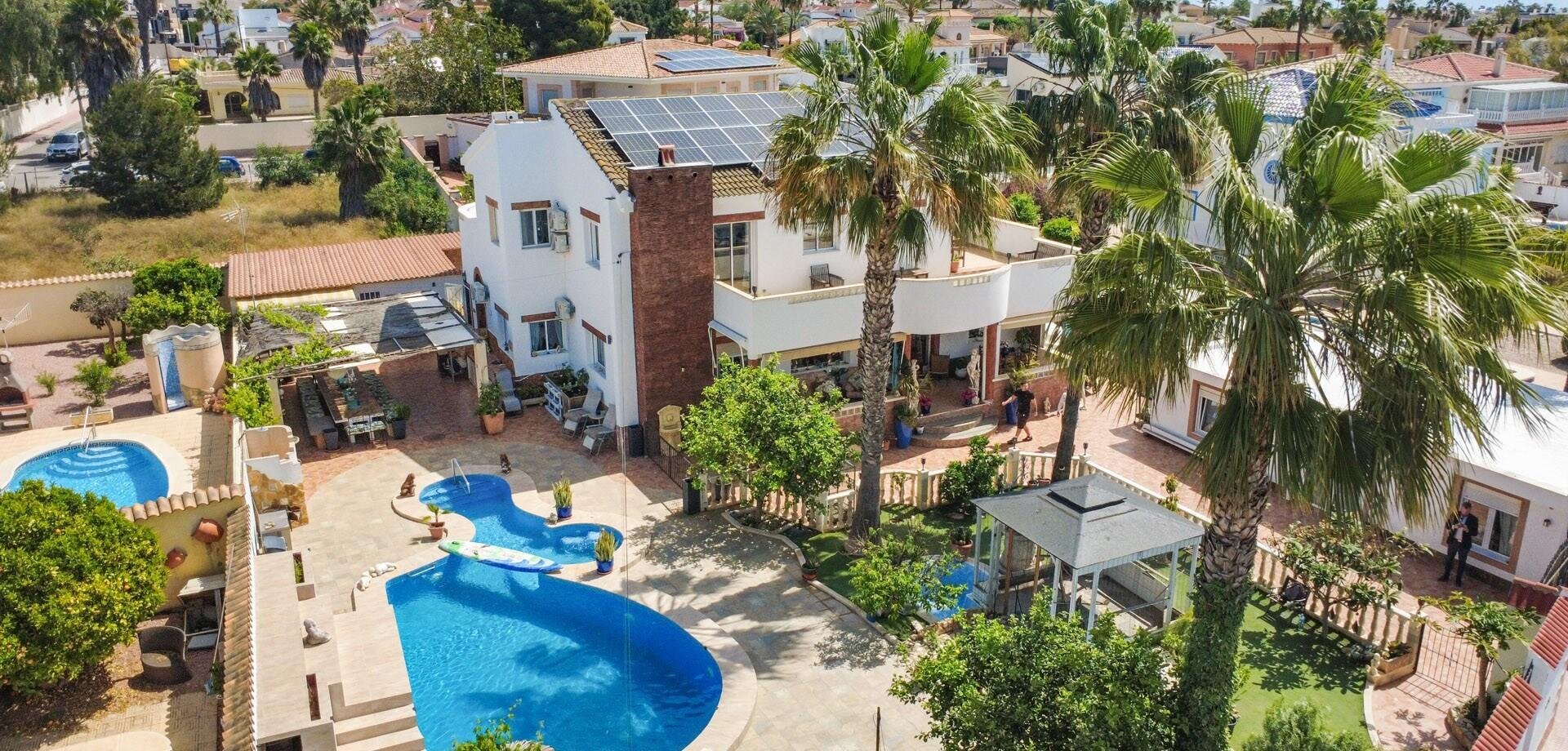 7-Bedroom Villa in Rojales - Image 1