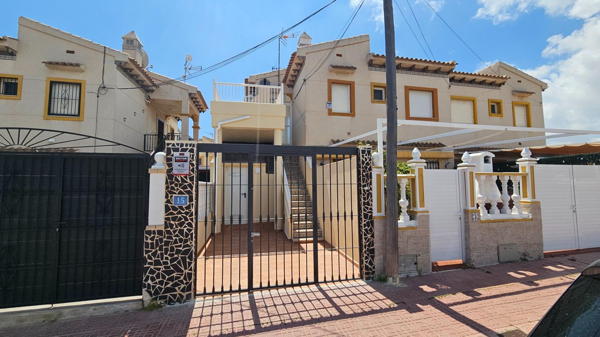 Bungalow met 2 Slaapkamers in Punta Prima, Orihuela Costa - Image 1