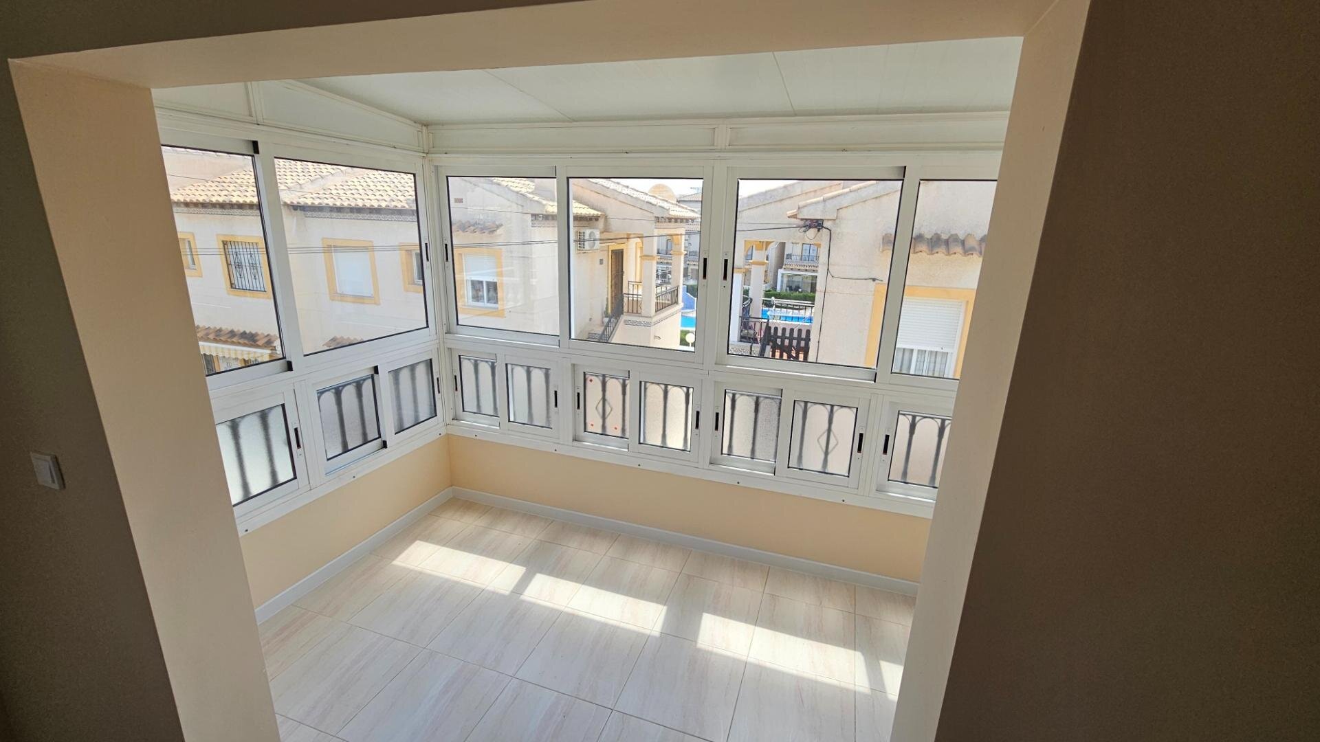 Bungalow met 2 Slaapkamers in Punta Prima, Orihuela Costa - Image 19