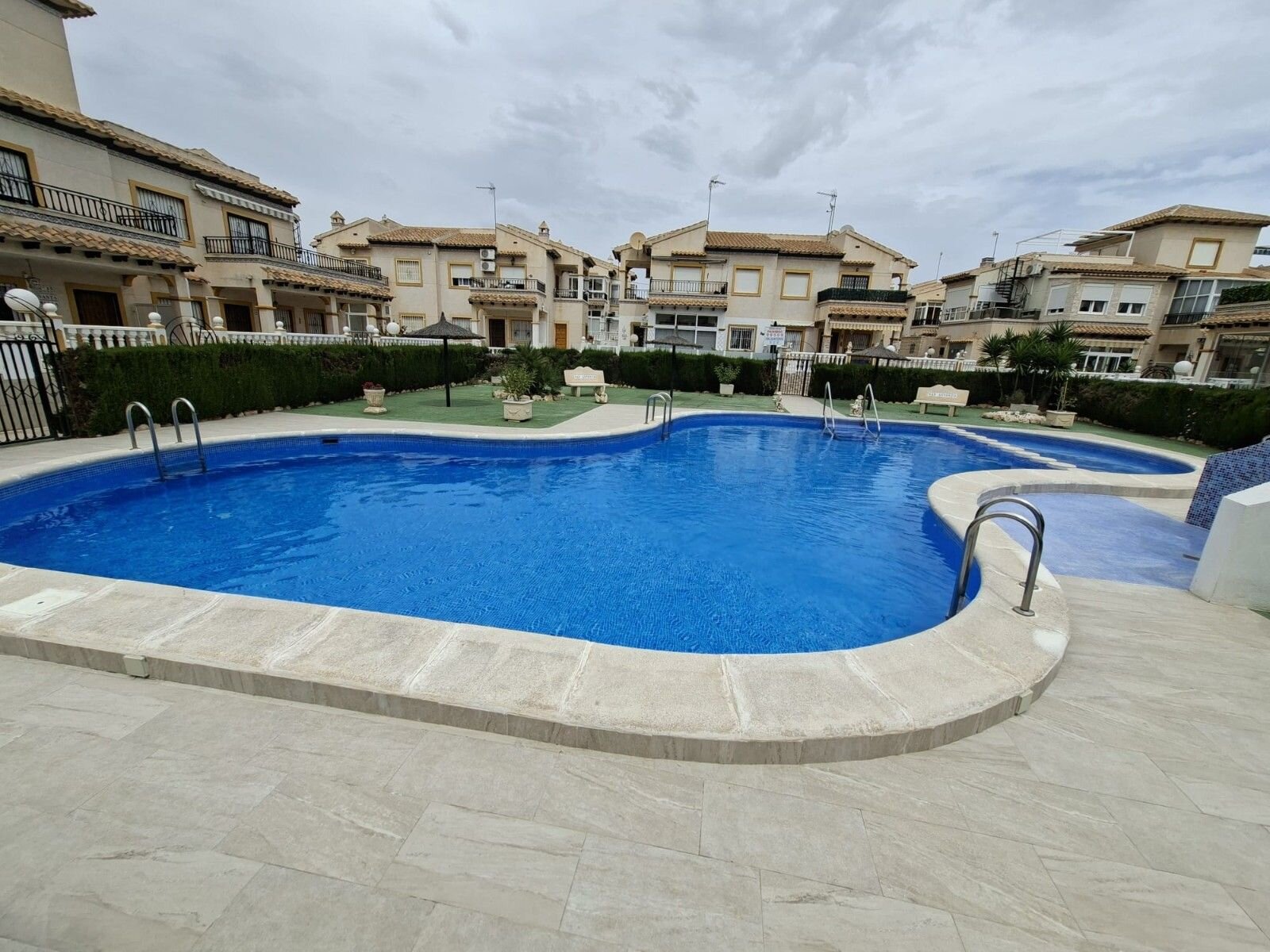 Bungalow met 2 Slaapkamers in Punta Prima, Orihuela Costa - Image 25