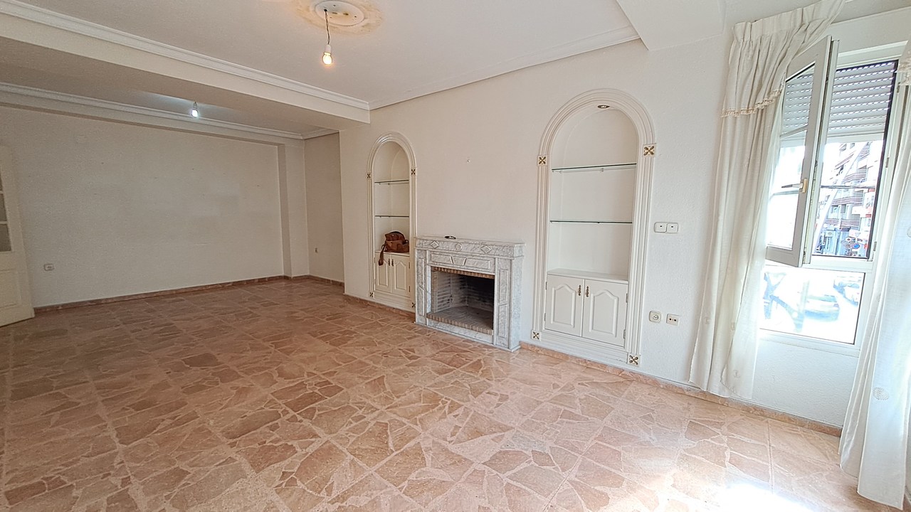 5-Bedroom Apartment in Centro, Torrevieja - Image 2