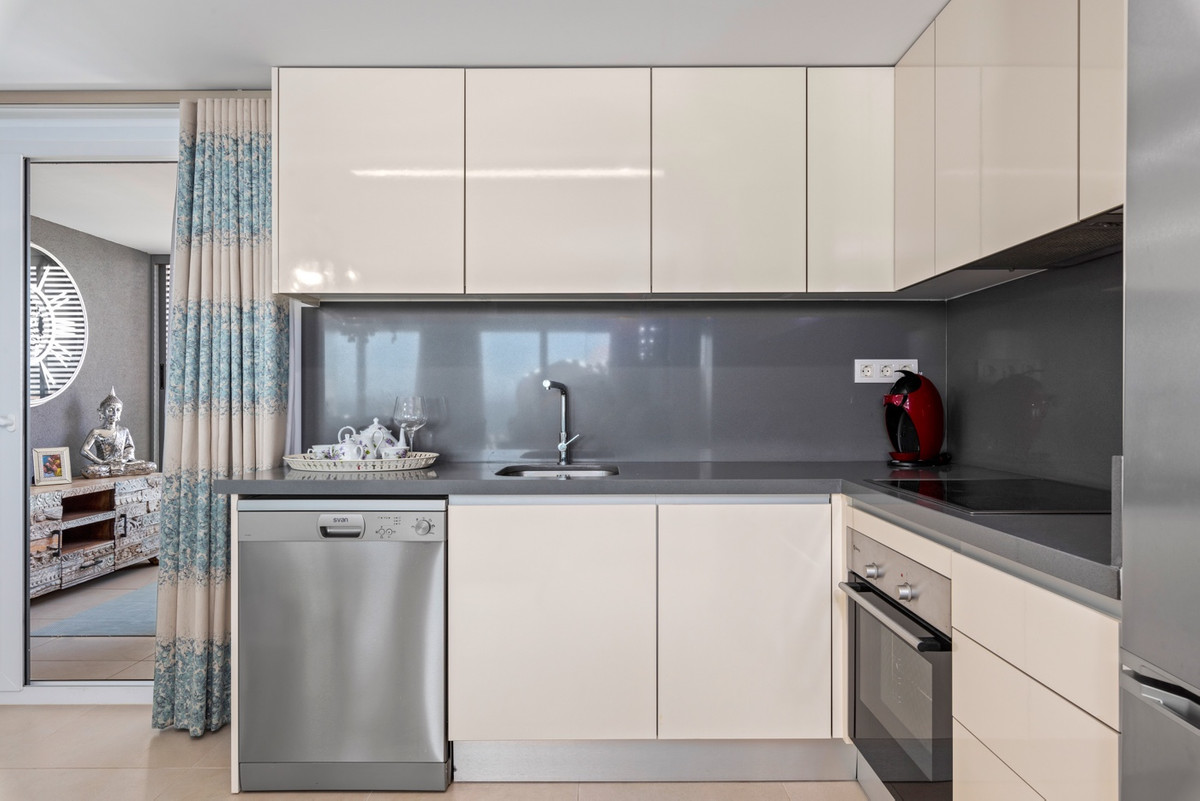 2-Bedroom Penthouse Apartment in Punta Prima, Orihuela Co... - Image 18