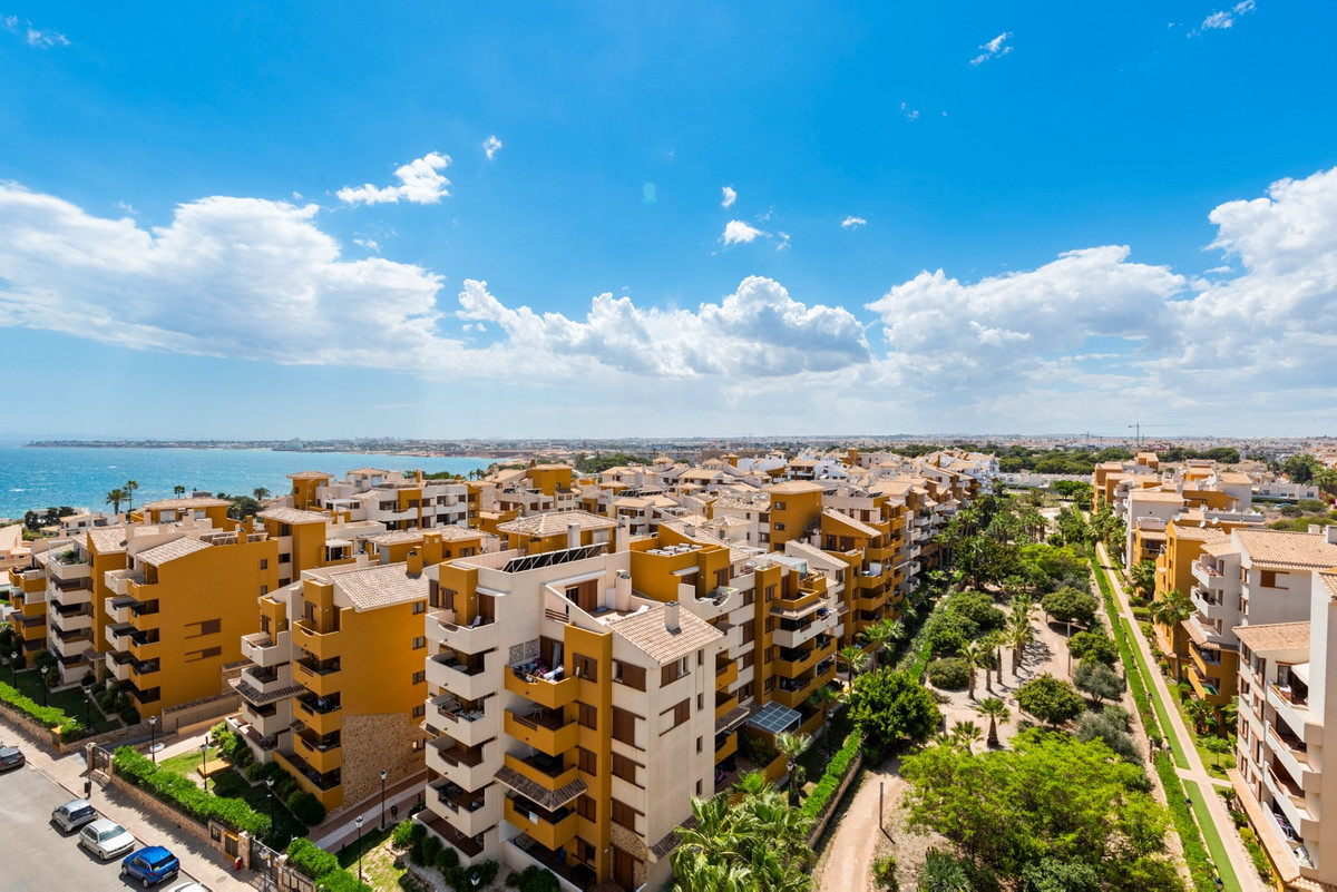 2-Bedroom Penthouse Apartment in Punta Prima, Orihuela Co... - Image 21