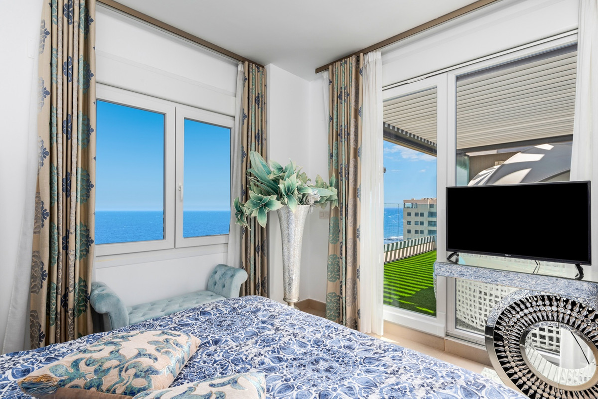 2-Bedroom Penthouse Apartment in Punta Prima, Orihuela Co... - Image 23