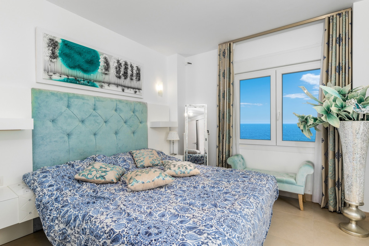 2-Bedroom Penthouse Apartment in Punta Prima, Orihuela Co... - Image 24