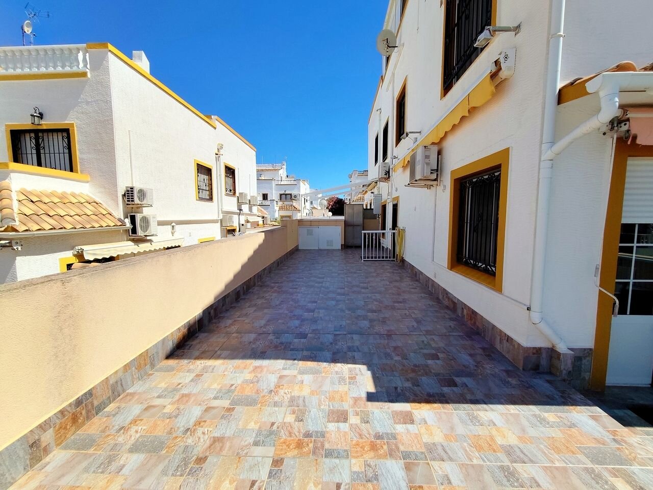 6-Bedroom House in La Siesta, Torrevieja - Image 28