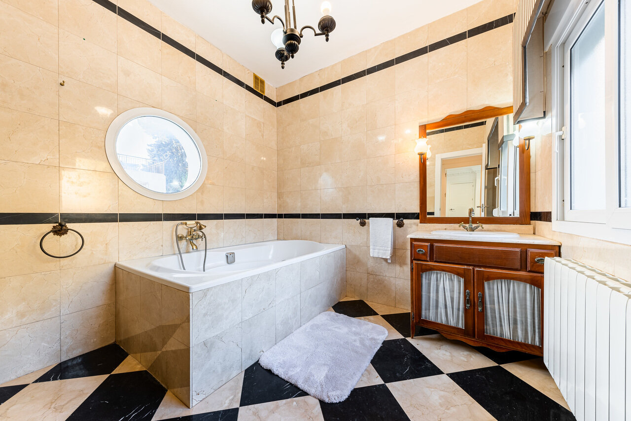 7-Bedroom Villa in Campoamor, Orihuela Costa - Image 25