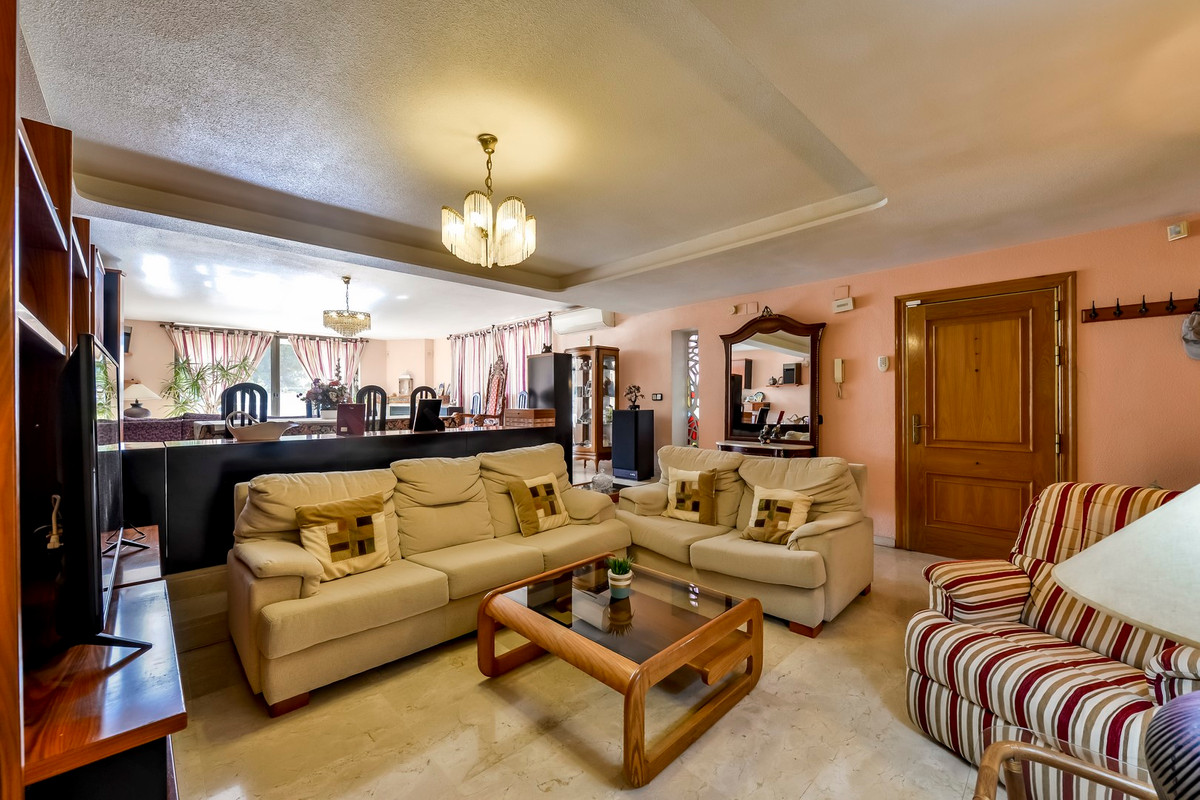 6-Bedroom Detached House in Benidorm - Image 11