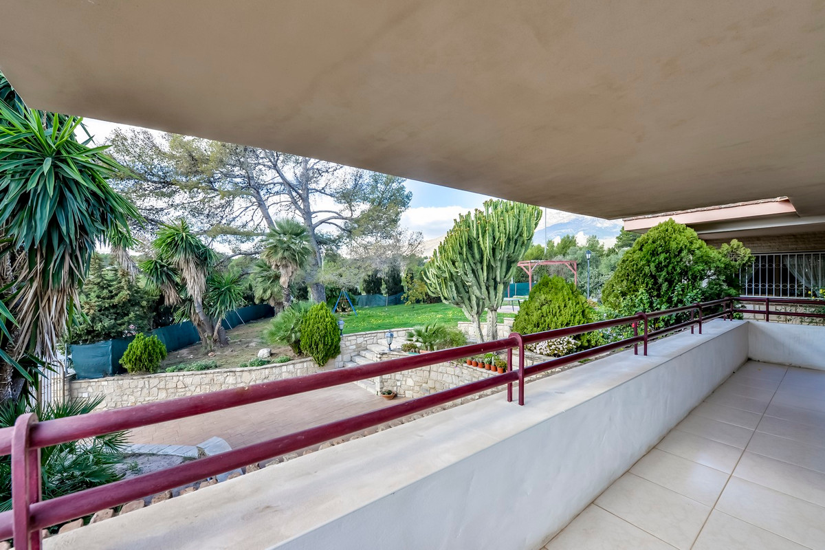 6-Bedroom Detached House in Benidorm - Image 17