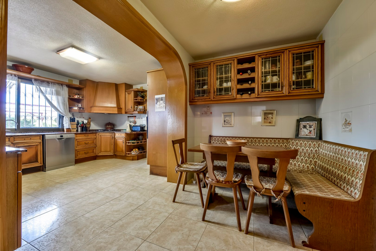 6-Bedroom Detached House in Benidorm - Image 19