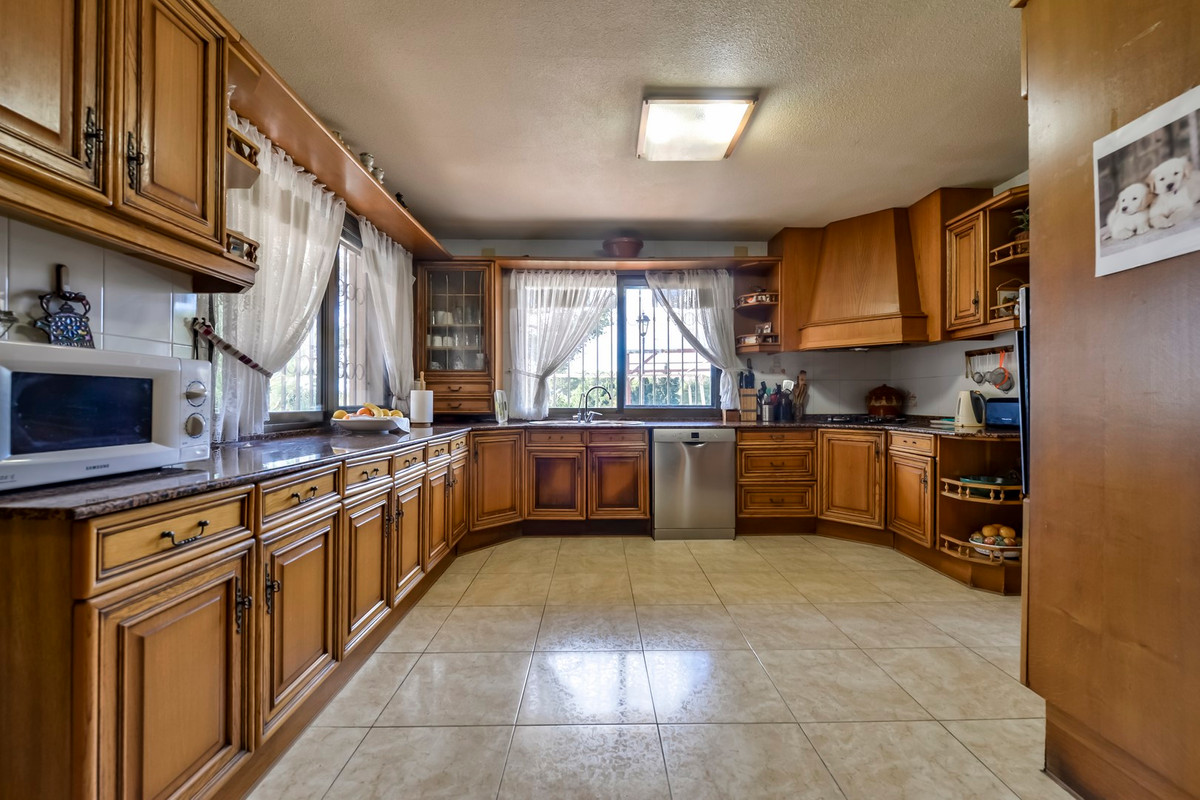 6-Bedroom Detached House in Benidorm - Image 20