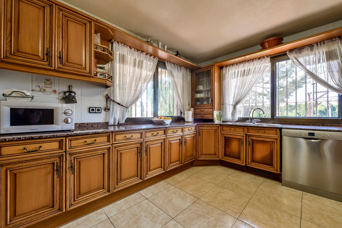 6-Bedroom Detached House in Benidorm - Image 21