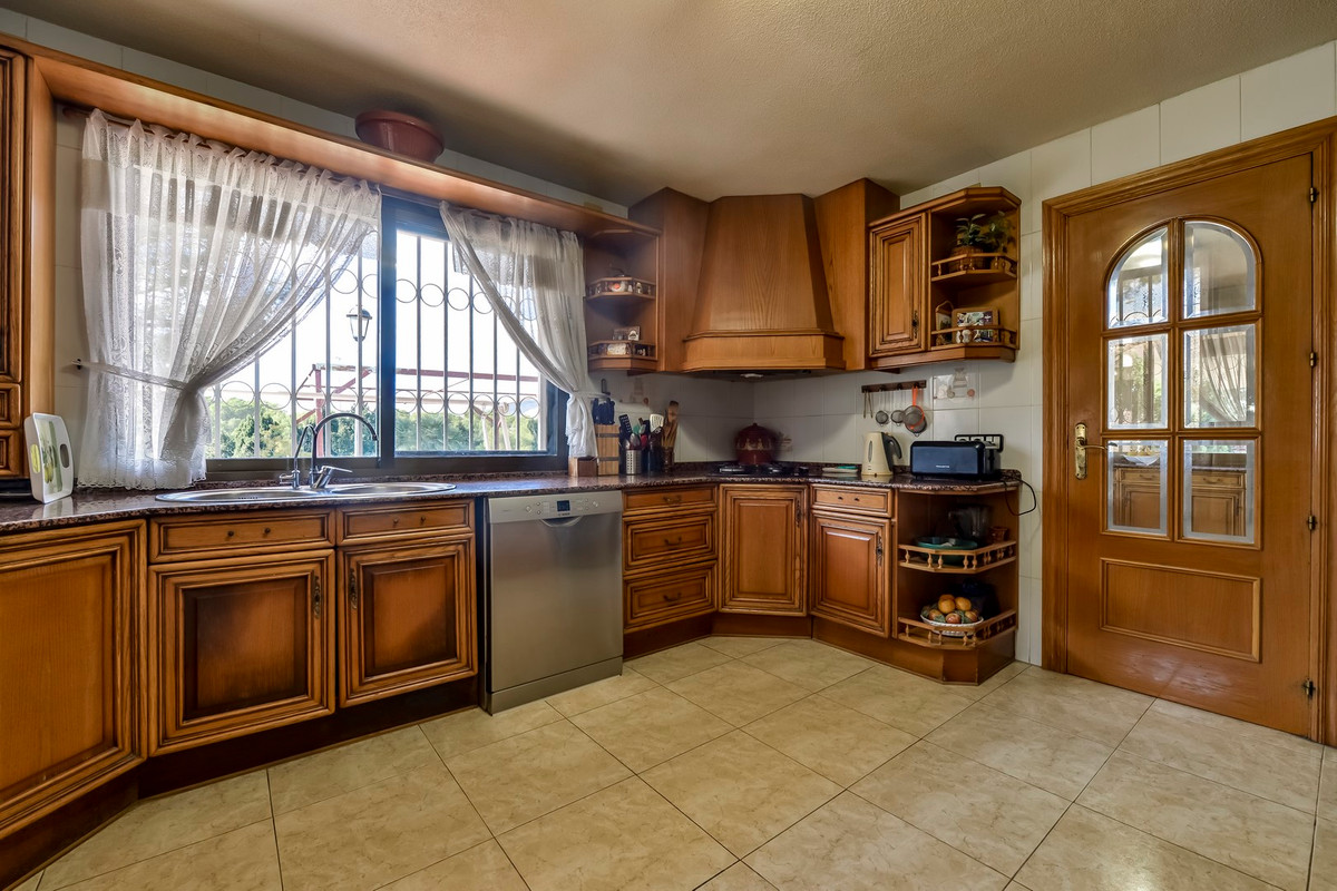 6-Bedroom Detached House in Benidorm - Image 22