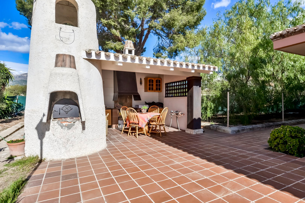 6-Bedroom Detached House in Benidorm - Image 3