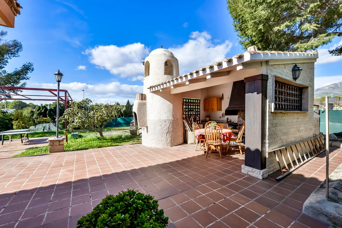 6-Bedroom Detached House in Benidorm - Image 4