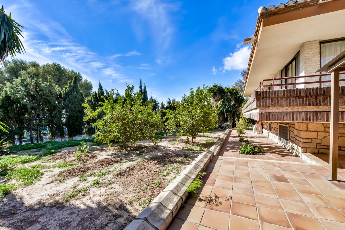 6-Bedroom Detached House in Benidorm - Image 6