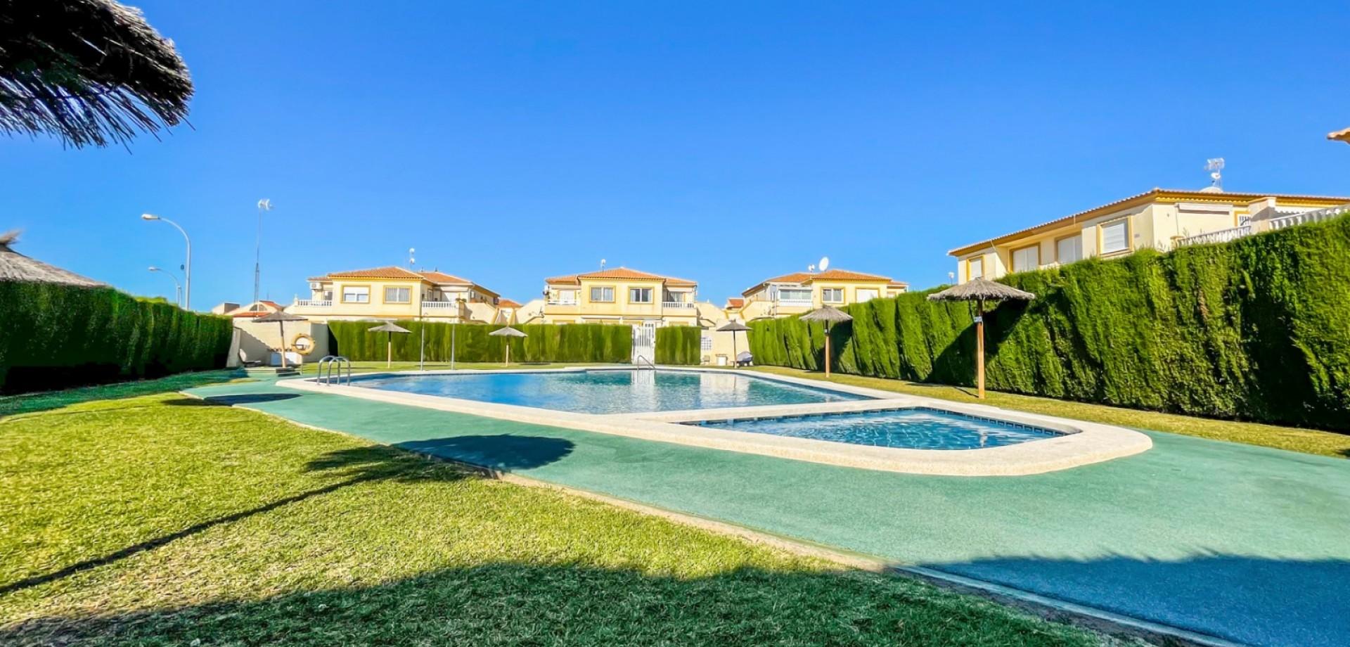 2-Bedroom Bungalow in Playa Flamenca, Orihuela Costa - Image 2