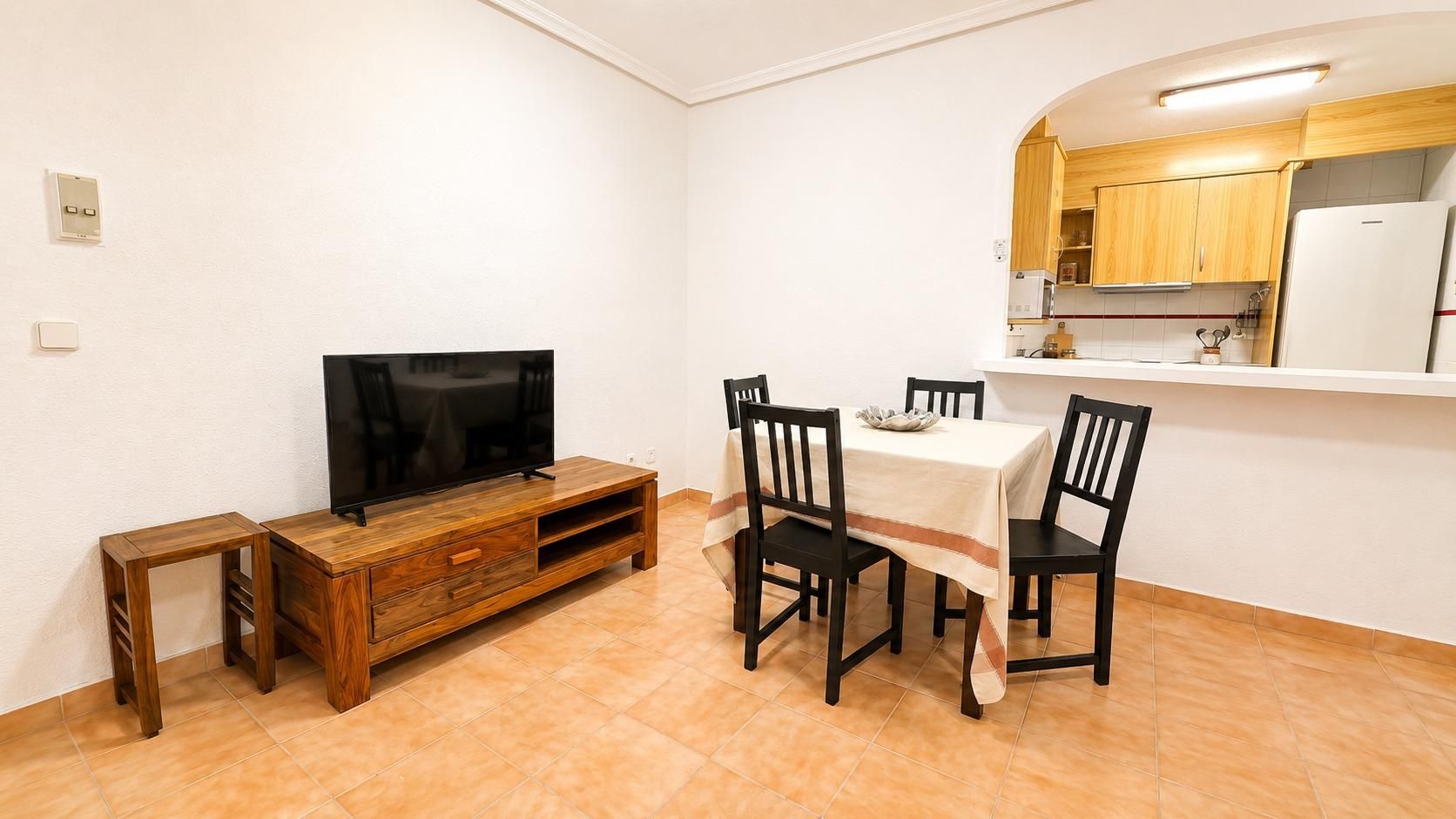 2-Bedroom Apartment in Estacion de Autobuses, Torrevieja - Image 2