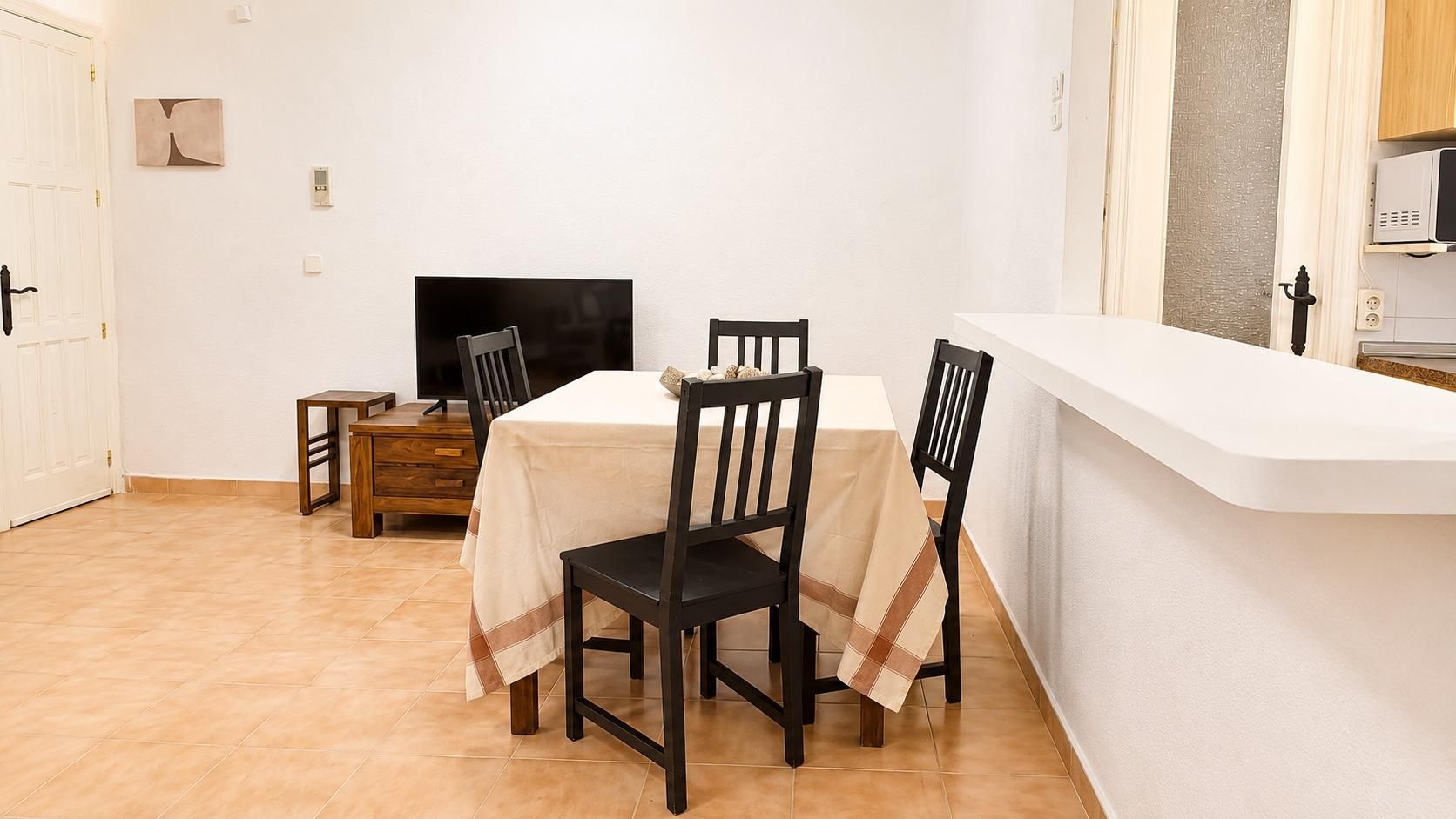 2-Bedroom Apartment in Estacion de Autobuses, Torrevieja - Image 3