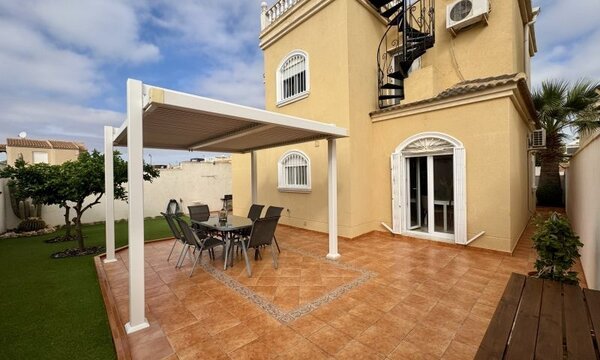 Villa de 4 Dormitorios en Parque las Naciones, Torrevieja