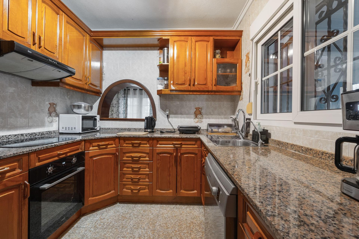 4-Bedroom Detached House in Los Balcones, Torrevieja | Su... - Image 17