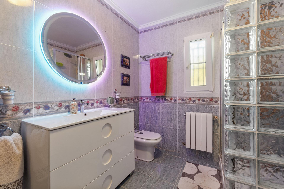 4-Bedroom Detached House in Los Balcones, Torrevieja | Su... - Image 21