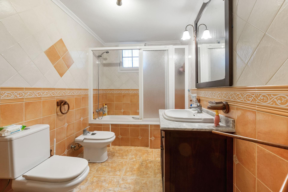 4-Bedroom Detached House in Los Balcones, Torrevieja | Su... - Image 23