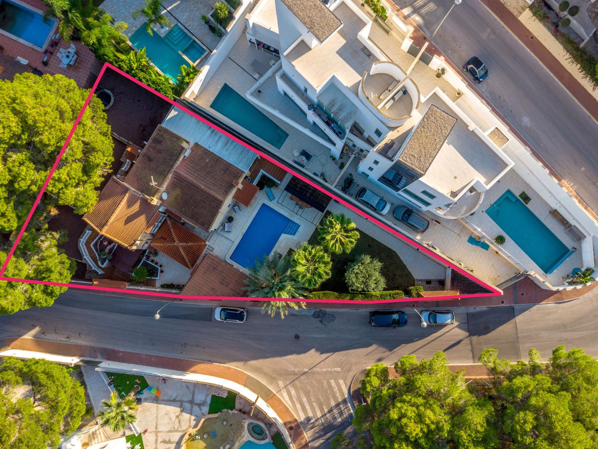 4-Bedroom Detached House in Los Balcones, Torrevieja | Su... - Image 3