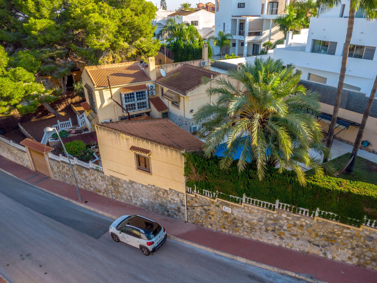 4-Bedroom Detached House in Los Balcones, Torrevieja | Su... - Image 5