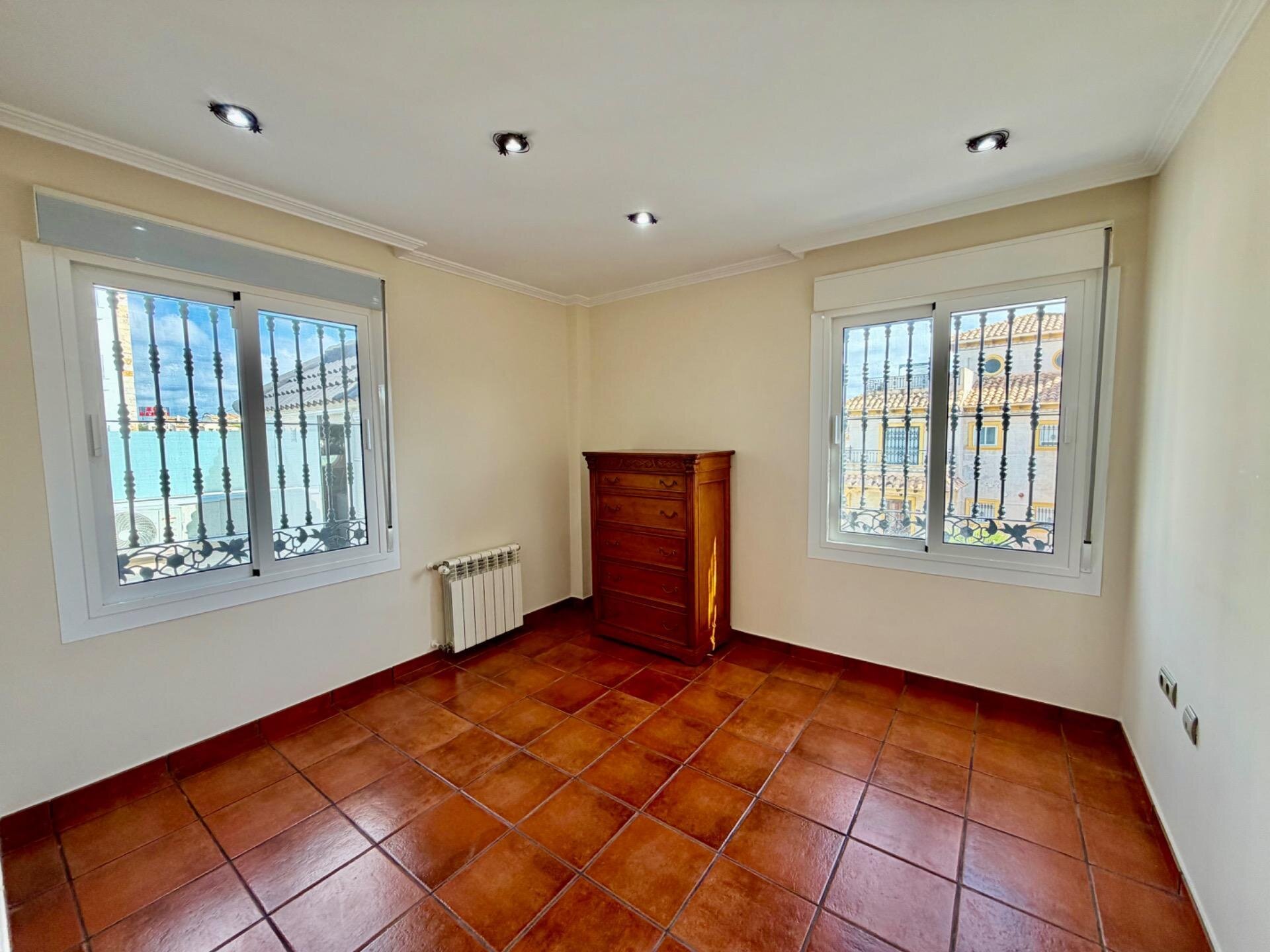 4-Bedroom House in La Zenia, Orihuela Costa - Image 32