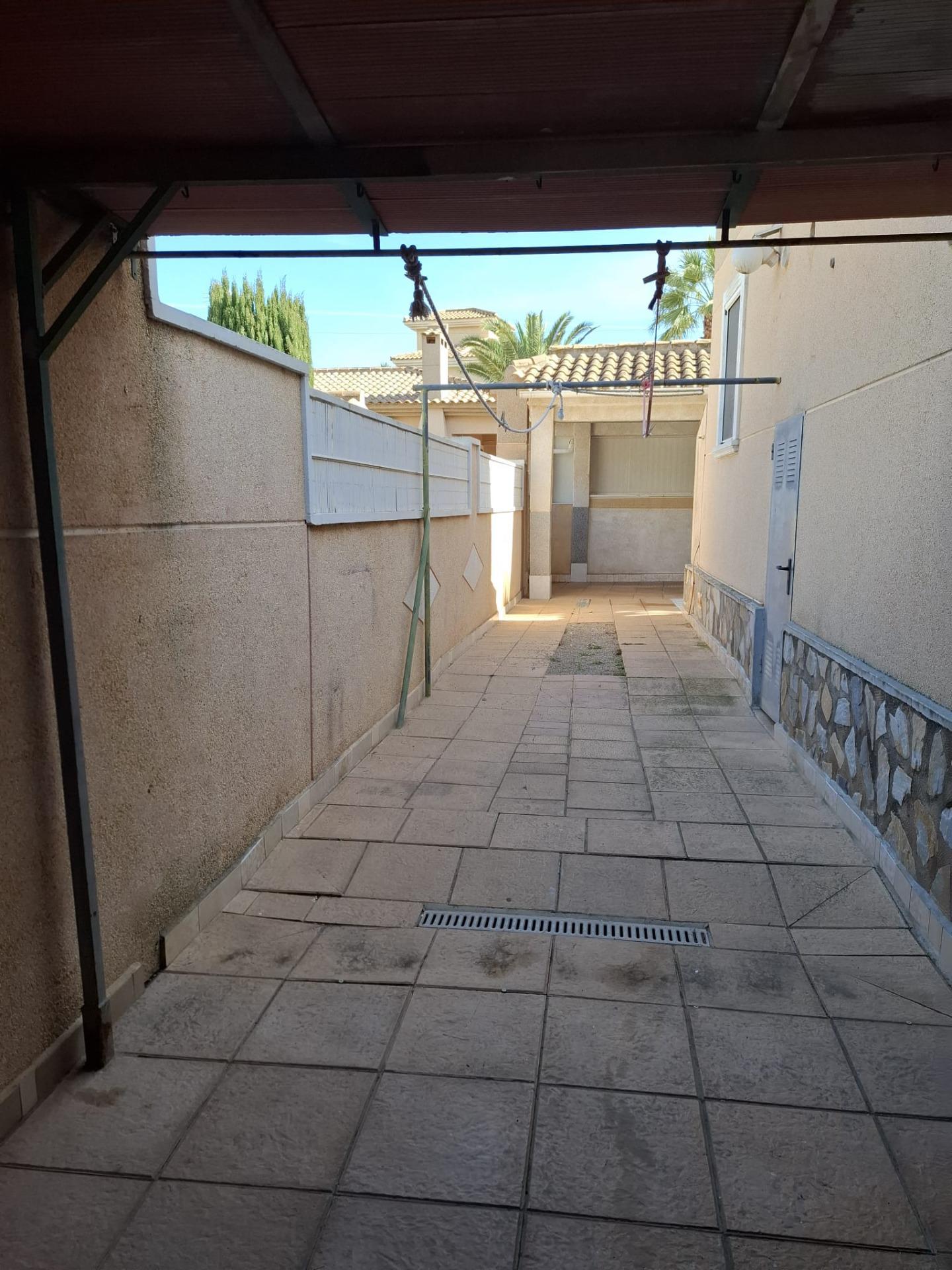 3-Bedroom House in Torrevieja - Image 18