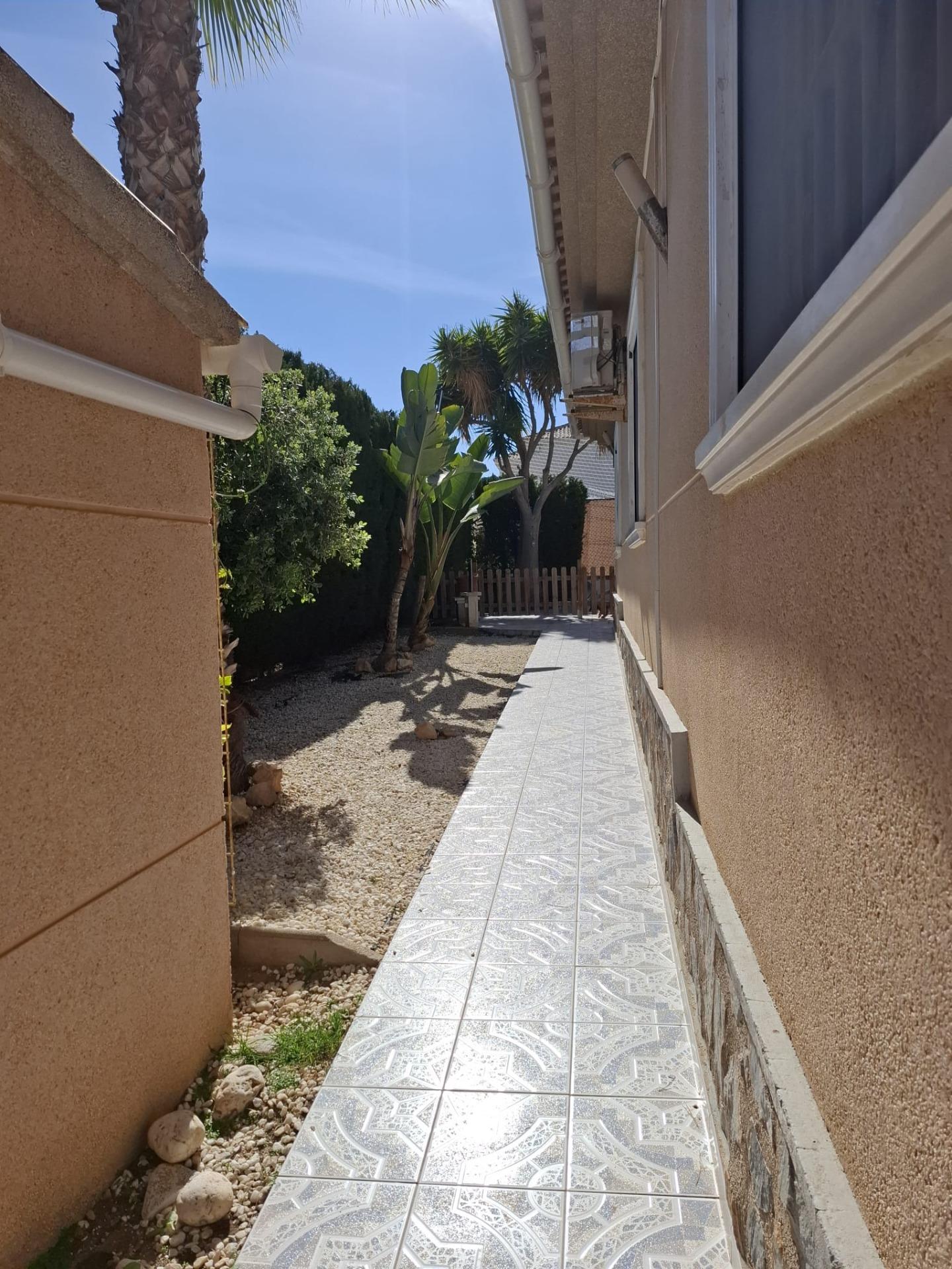3-Bedroom House in Torrevieja - Image 23