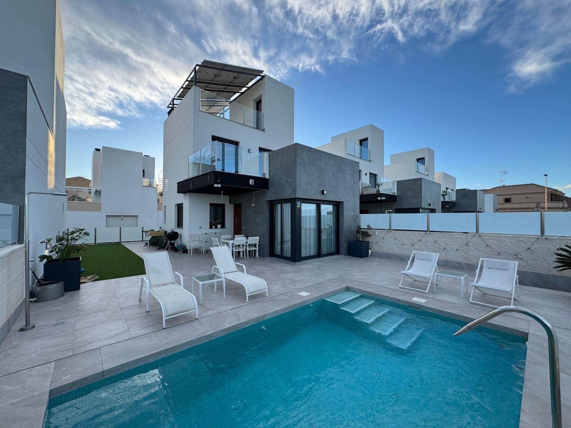 3-Bedroom Luxury Villa in  Torrevieja - Image 1
