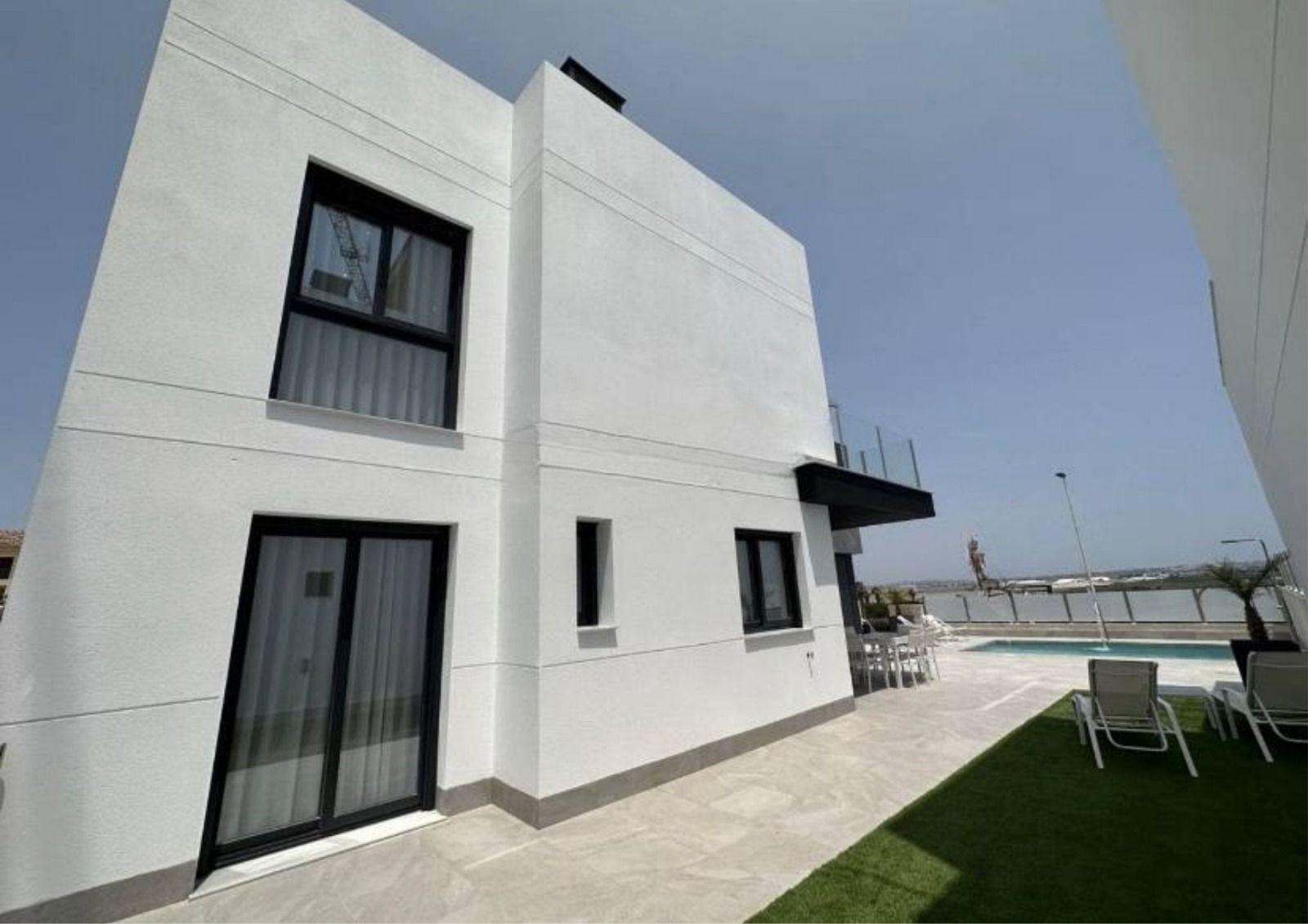 3-Bedroom Luxury Villa in  Torrevieja - Image 2