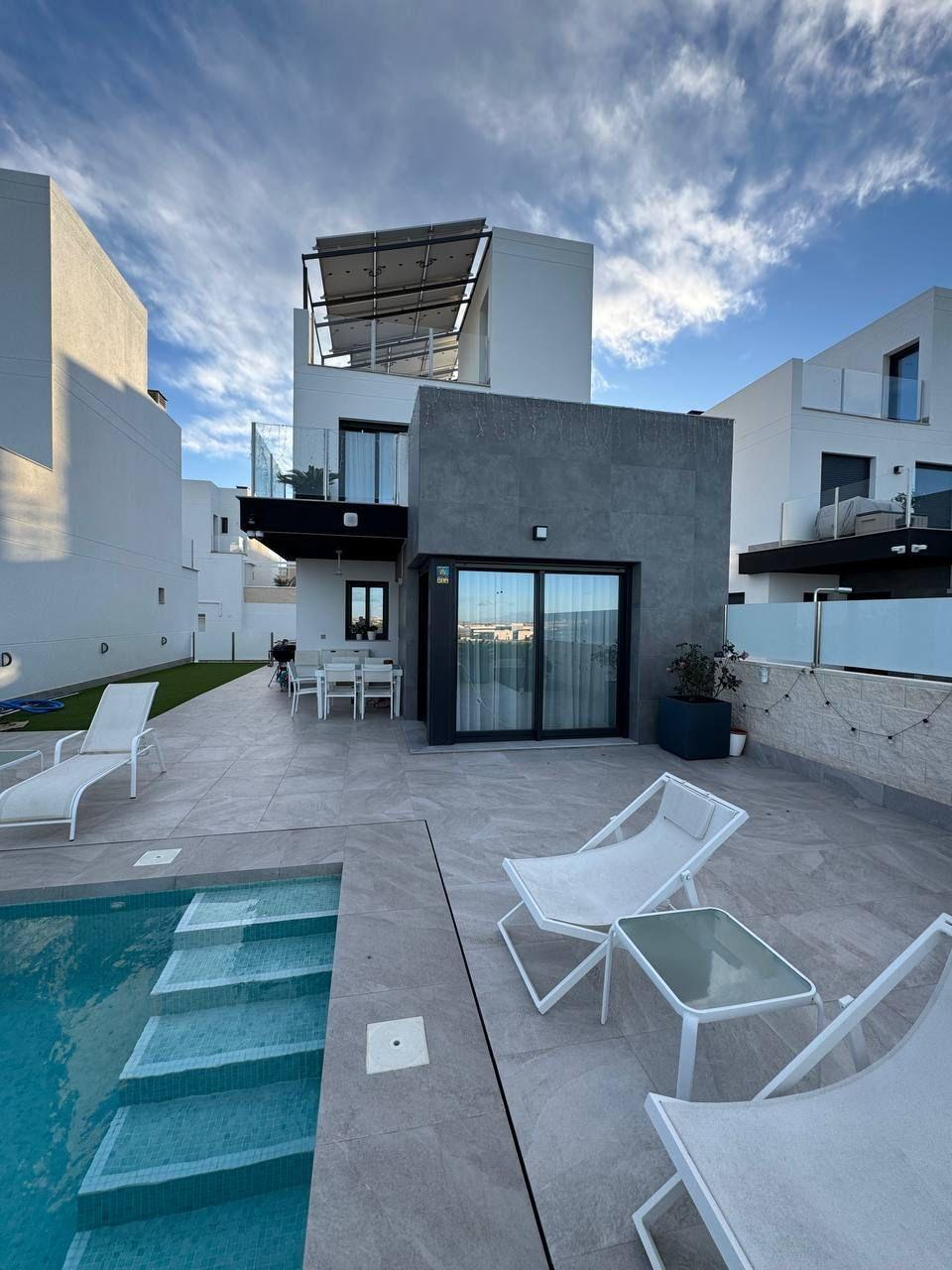 3-Bedroom Luxury Villa in  Torrevieja - Image 8