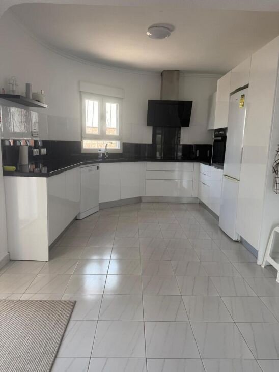 3-Bedroom Villa in Comunidad Valenciana, Almoradi - Image 2