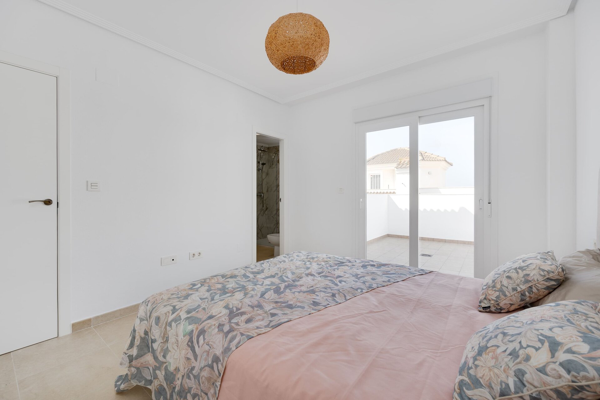 3-Bedroom Detached House in San Fulgencio - Image 10