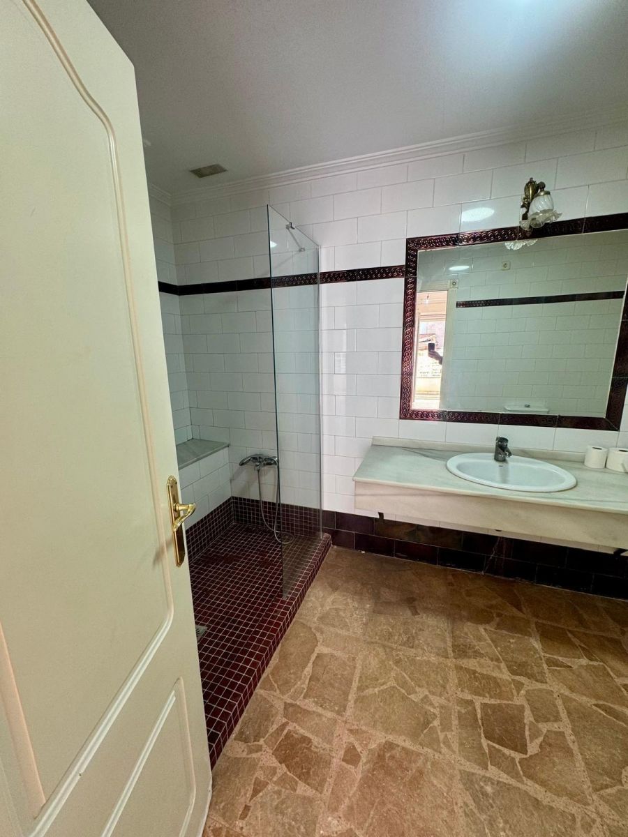 5-Bedroom Apartment in Torrevieja - Image 19