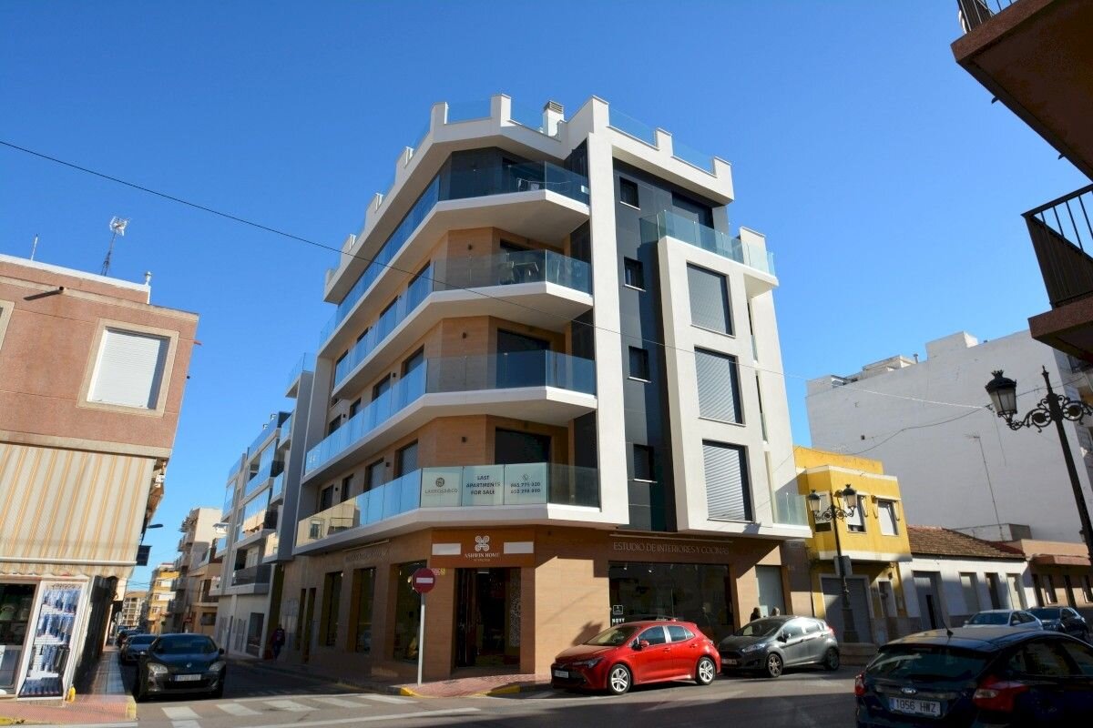 2-Bedroom Penthouse in Guardamar del Segura - Image 1