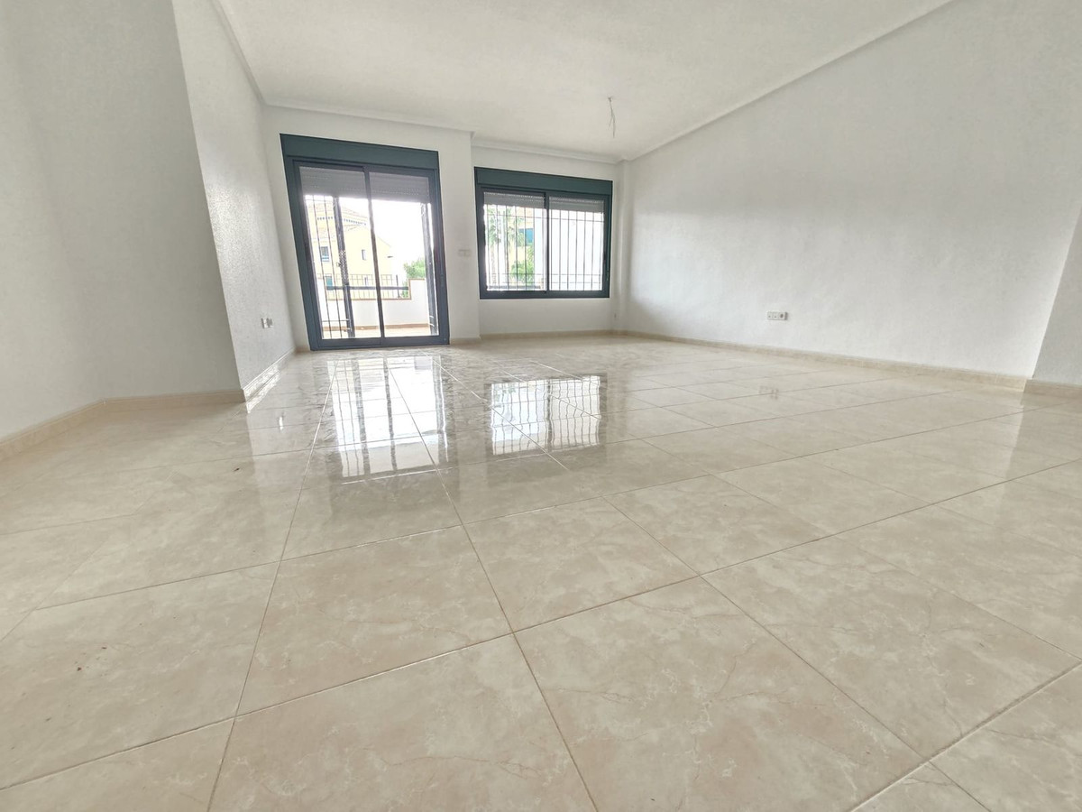 Benedenwoning met 2 Slaapkamers in Lomas De Campoamor, Or... - Image 3