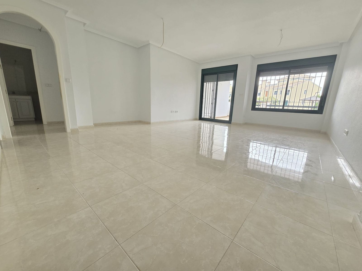 Benedenwoning met 2 Slaapkamers in Lomas De Campoamor, Or... - Image 4