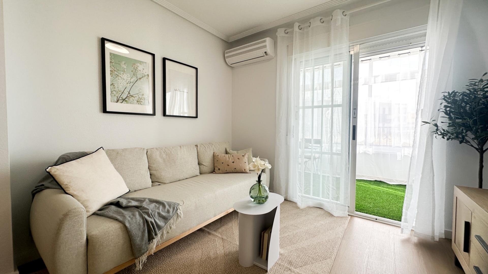 2-Bedroom Apartment in Punta Prima, Orihuela Costa - Image 12
