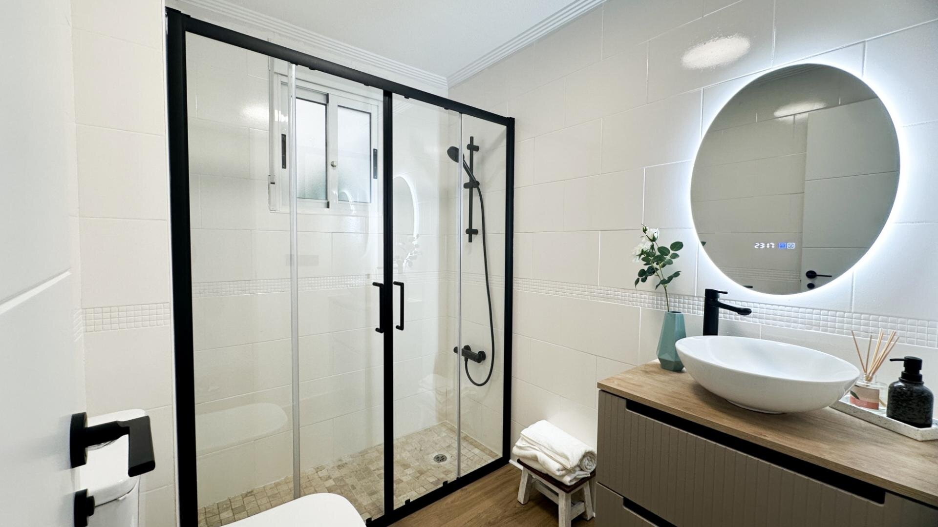 2-Bedroom Apartment in Punta Prima, Orihuela Costa - Image 14