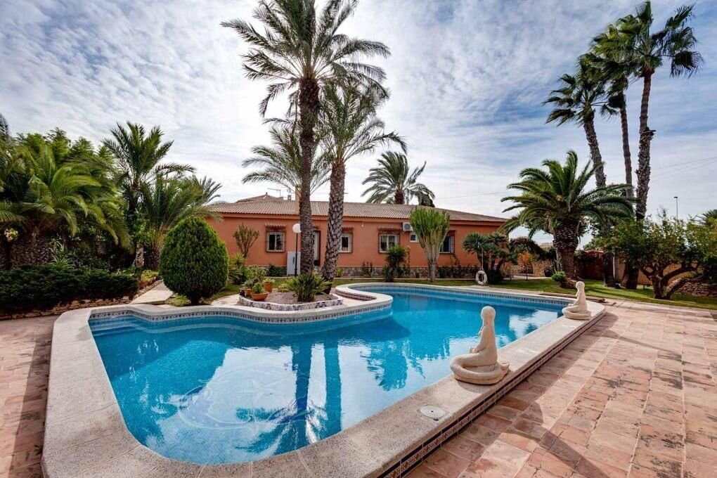 5-Bedroom Villa in La Siesta - El Salado - Torreta, Torrevieja - Image 1